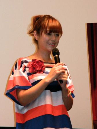 映画の試写会に出席した加藤紀子。左手薬指には誕生日に贈られたという指輪をはめて登壇＝東京・秋葉原の富士ソフトアキバシアター