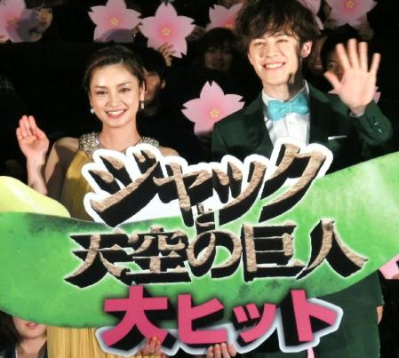 初日舞台あいさつに登場したウエンツ瑛士（右）と平愛梨＝１０９シネマズ川崎