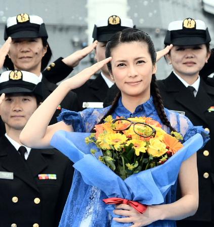 女性自衛官とポーズをとる柴咲コウ＝神奈川・海上自衛隊横須賀地方総監部（撮影・村中拓久）