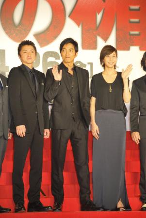 　レッドカーペットイベントに登場した（左から）藤原竜也、大沢たかお、松嶋菜々子＝東京・新宿ピカデリー