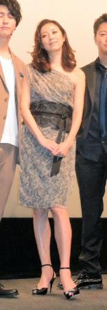 肩を露出したドレスで舞台あいさつした高岡早紀＝東京・中央区の丸の内ＴＯＥＩ