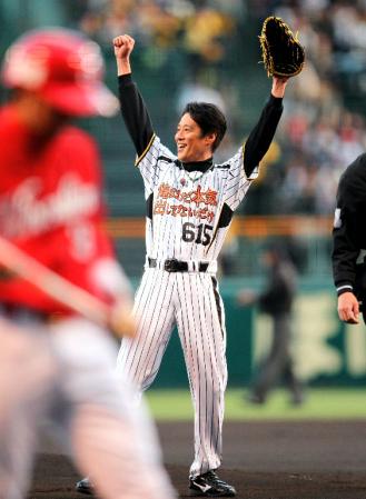 始球式に登板し両手をあげてファンの声援に応える堤真一＝甲子園（撮影・飯室逸平）