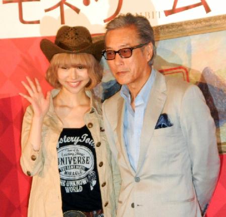 「モネ・ゲーム」の試写会に出席した（左から）水沢アリー、岩城滉一＝東京・六本木のシネマート六本木