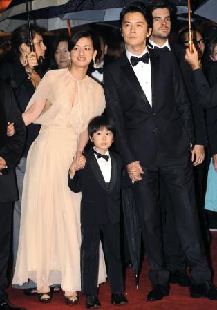 　公式上映に出席した（左から）尾野真千子、二宮慶多、福山雅治＝フランス・カンヌ（ｃ）２０１３「そして父になる」製作委員会