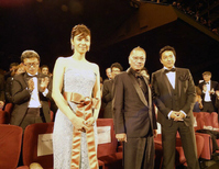 　公式上映でスタンディングオベーションを受ける（左から）松嶋菜々子、三池崇史監督、大沢たかお＝仏カンヌ（Ｃ）若山和子