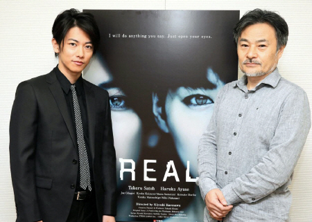 「ロカルノ国際映画祭」出品決定を喜ぶ佐藤健（左）と黒沢清監督＝都内