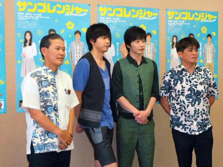 沖縄県庁を表敬訪問した青柳翔（左から２人目）と田中圭（同３人目）。