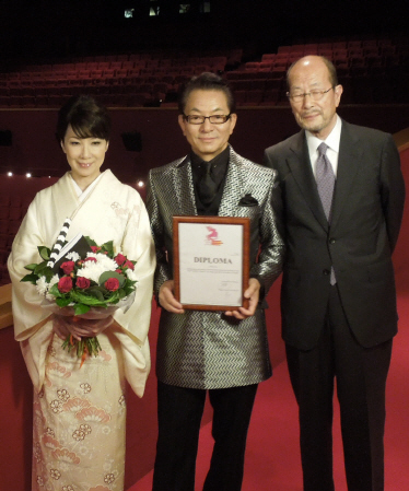 　公式上映に出席した（左から）伊藤蘭、水谷豊、降旗康男監督＝モスクワ市のオクトーバー劇場