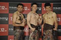 　自慢の筋肉を披露する（左から）ワッキー、なかやまきんに君、小島よしお＝東京・原宿のゴールドジム