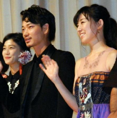 「シャニダールの花」初日あいさつを行った（左から）山下リオ、刈谷友衣子、綾野剛、伊藤歩、古舘寛治＝東京・新宿のテアトル新宿