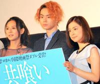 サプライズ企画を事前に知っていたと素直に告白した菅田将暉（中央）。左は篠原友希子、右は木下美咲