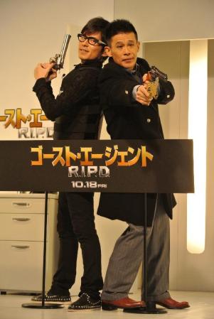 新コンビ「シンゴ２４時」を結成した柳沢慎吾（右）と藤森慎吾＝東京・浜町