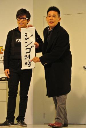 新コンビ「シンゴ２４時」を結成した柳沢慎吾（右）と藤森慎吾＝東京・浜町