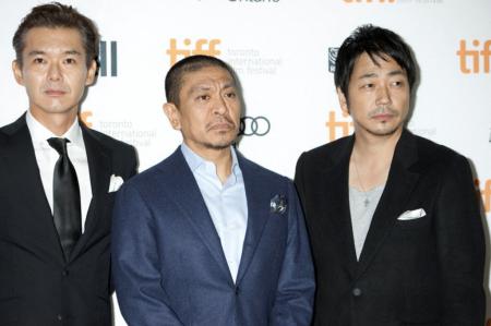 　舞台あいさつを行った（左から）渡部篤郎、松本人志監督、大森南朋　（Ｃ）吉本興業株式会社