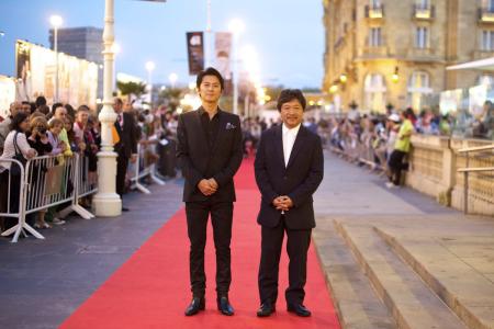 　レッドカーペットに登場した福山雅治（左）と是枝裕和監督＝サン・セバスチャン国際映画祭（Ｃ）２０１３『そして父になる』製作委員会　配給：ギャガ