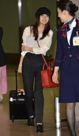 　韓国から帰国した前田敦子＝成田空港