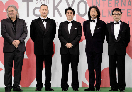 　東京国際映画祭のグリーンカーペットでフォトセッションする（右から）三谷幸喜監督、役所広司、安倍晋三首相、トム・ハンクス、ポール・グリーングラス監督