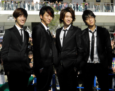　ロックバンド「ＣＲＵＤＥ　ＰＬＡＹ」としてイベントを行った（左から）水田航生、浅香航大、三浦翔平、窪田正孝