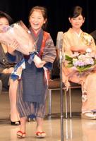 最年少で新人女優賞を受賞した濱田ここね。右奥は真木よう子