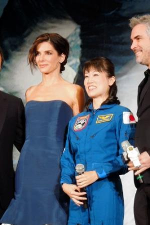 宇宙飛行士の山崎直子氏（右）とトーククを行ったサンドラ・ブロック＝六本木ヒルズアリーナ