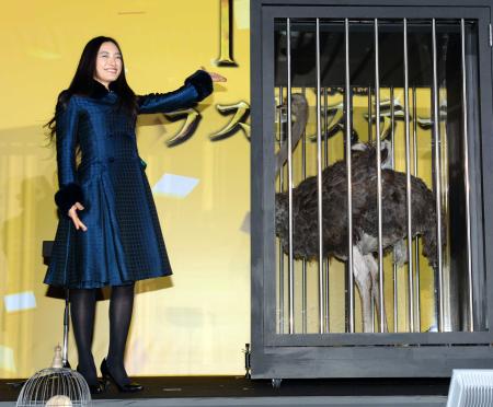 　トリックでおりの中にダチョウを出現させた仲間由紀恵＝東京・六本木ヒルズアリーナ（撮影・西岡　正）