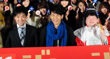 　サプライズ登場した（左から）永井聡監督、妻夫木聡、ちくわ笛奏者の住宅正人氏