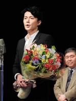 　主演男優賞を受賞した福山雅治＝横浜・関内ホール