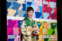 　銀熊賞のトロフィーを手に笑みを浮かべる黒木華＝ドイツ・ベルリン（Ｃ）ＪＥＡＮ‐ＬＯＵＩＳ　ＴＯＲＮＡＴＯ