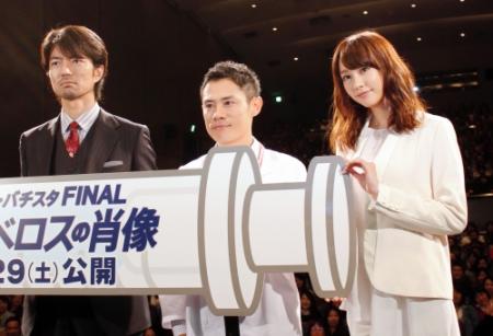 舞台あいさつに登場した（右から）桐谷美玲、伊藤淳史、仲村トオル＝大阪市内