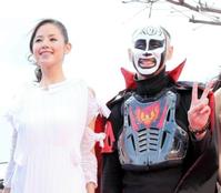 沖縄国際映画祭のレッドカーペットを歩く鉄拳と小西真奈美