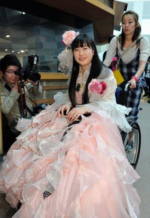 　車いすに乗り公開アフレコ挑んだ佐々木彩夏＝東京・西早稲田、アバコクリエイティブスタジオ（撮影・佐々木彰尚）