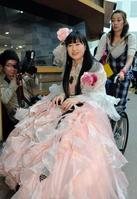 　車いすに乗り公開アフレコ挑んだ佐々木彩夏＝東京・西早稲田、アバコクリエイティブスタジオ（撮影・佐々木彰尚）