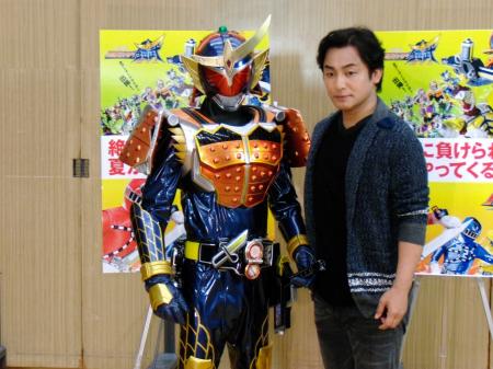 　片岡愛之助（右）と仮面ライダー鎧武＝東京・西早稲田