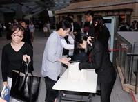 映画「ポンペイ」ジャパン・プレミアの会場前で行われた手荷物検査に応じる観客