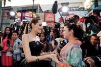 映画「マレフィセント」のワールドプレミアで主演のアンジェリーナ・ジョリー（左）と対面した上戸彩＝米ロサンゼルス