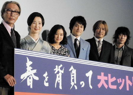 　舞台あいさつした（左から）木村大作監督、檀ふみ、蒼井優、松山ケンイチ、豊川悦司、新井浩文＝都内