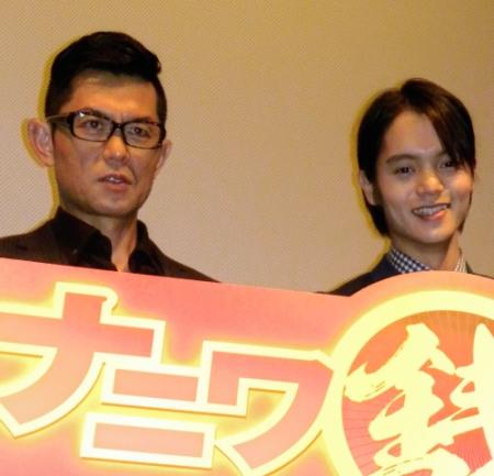 大阪弁に苦しんだ的場浩司（左）と窪田正孝＝大阪・心斎橋