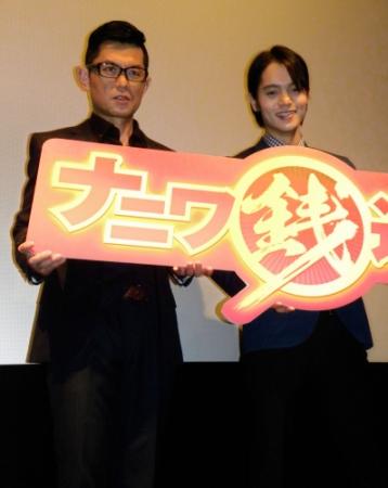 舞台あいさつした的場浩司（左）と窪田正孝＝大阪・心斎橋