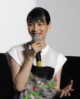 　舞台あいさつを行った能年玲奈