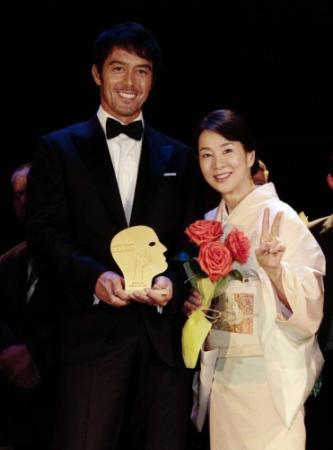 壇上で喜ぶ阿部寛（左）と吉永小百合＝カナダ・モントリオールのインペリアルシネマ