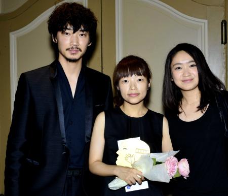 　最優秀監督賞を受賞した（左から）綾野剛、呉美保監督、池脇千鶴