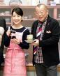 イベントに登場した吉永小百合（左）と笑福亭鶴瓶＝ホテルニューオータニ大阪