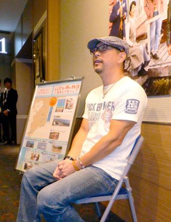 　映画「ふしぎな岬の物語」の報道関係者向けの試写会後、感想を語る原作者の森沢明夫さん＝千葉県船橋市