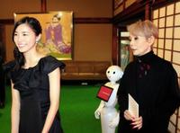 京都国際映画祭の開幕セレモニーに登場した松井珠理奈（左）と研ナオコ＝京都・祇園甲部歌舞練場