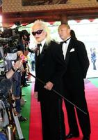 　「京都国際映画祭」のオープニングセレモニーに登場した内田裕也（左）
