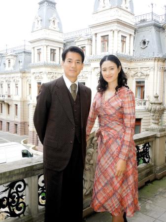 　杉原千畝役の唐沢寿明（左）と妻・幸子役の小雪＝ポーランド・ウッチ市のポズナンスキー・パレス