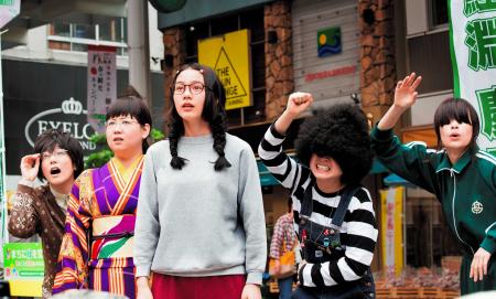 　映画「海月姫」の能年玲奈（左から３人目）