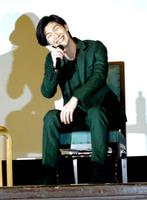 　行定勲監督からのダメ出しに苦笑いの三浦春馬＝東京・早稲田大学