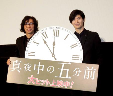 　中国での珍体験を告白した三浦春馬（右）と行定勲監督＝東京・新宿