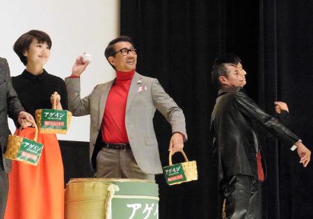 　舞台あいさつでボール投げする（左から）波瑠、中井貴一、柳葉敏郎